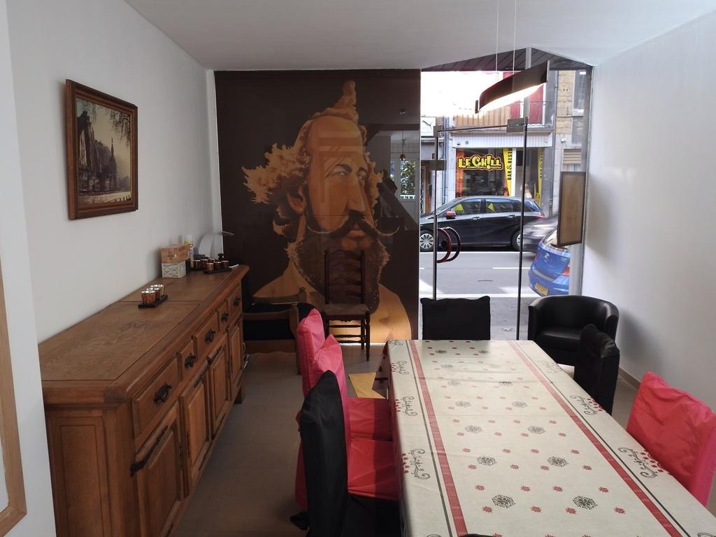 Les Voisins De Mr Sax Hotel Динант Екстериор снимка