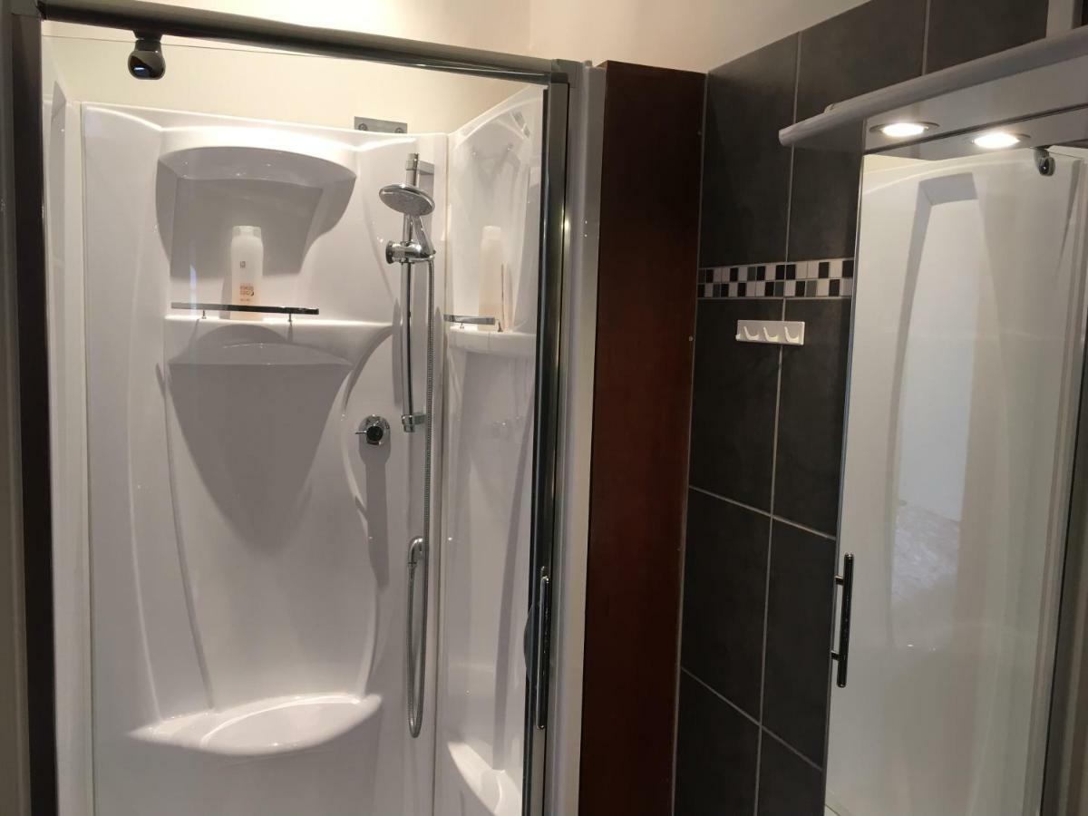 Les Voisins De Mr Sax Hotel Динант Екстериор снимка
